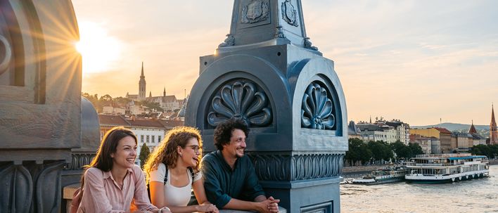 Freunde genießen einen Blick von der Kettenbrücke in Budapest in Ungarn 