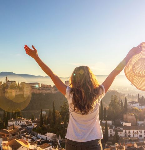 Frau blickt auf Granada