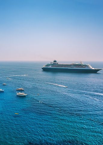 Kreuzfahrtschiff vor Küste
