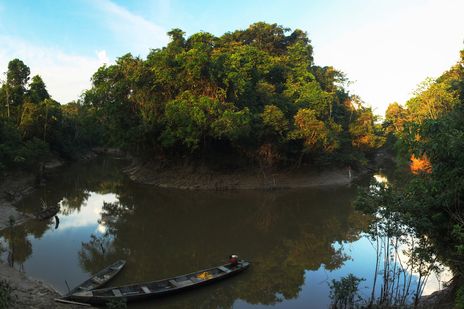 Blick auf eine Flusslandschaft bei Iquitos im peruanischen Amazonasgebiet