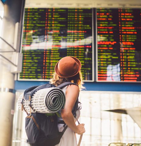 Frau am Flughafen