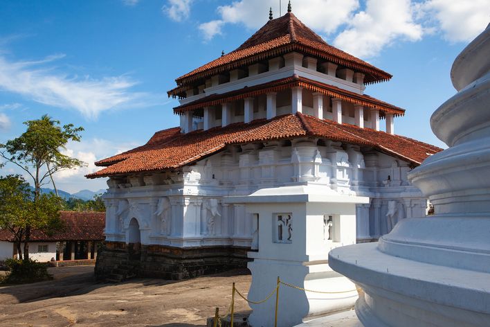 Der Lankatilaka-Tempel in Kandy, eine bedeutende buddhistische Tempelanlage aus dem 14. Jahrhundert
