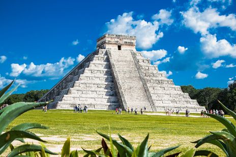 Pyramide von Chichén Itzá vor blauem Himmel und grüner Vegetation