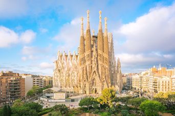 Blick auf das imposante Bauwerk Sagrada Familia in Barcelona, Spanien 