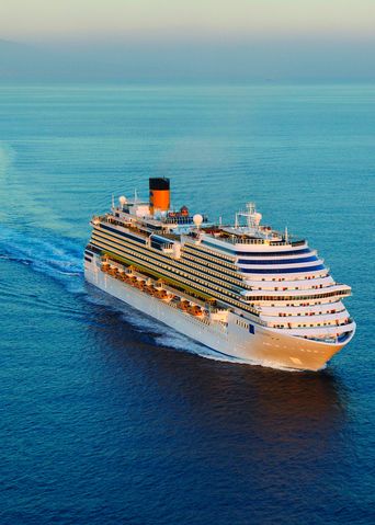 Das Kreuzfahrtschiff Costa Diadema von der Reederei Costa unterwegs auf dem Meer