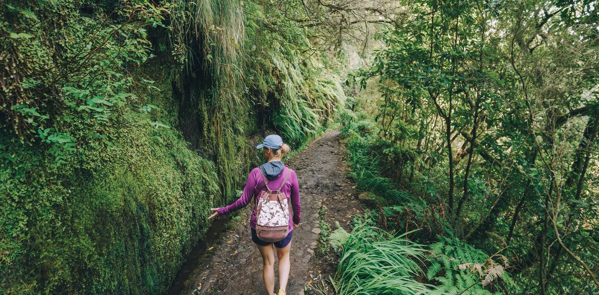 Frau beim Wandern auf Madeira