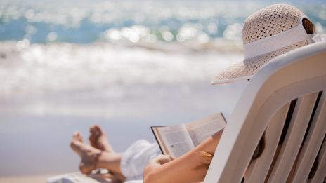 Frau auf Liege mit Buch