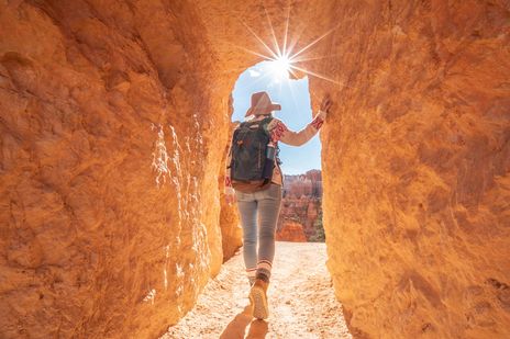 Frau beim Wandern im Bryce Canyon Nationalpark