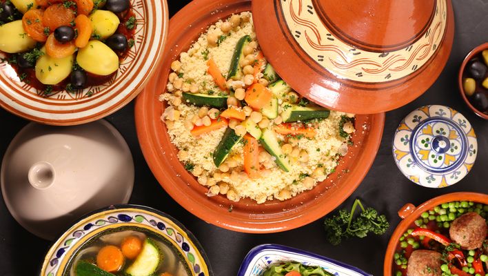 Traditionelle Speisen mit Couscous und Kirchererbsen in der Tagine aus Tunesien