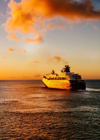 Kreuzfahrtenschiff im Sonnenuntergang