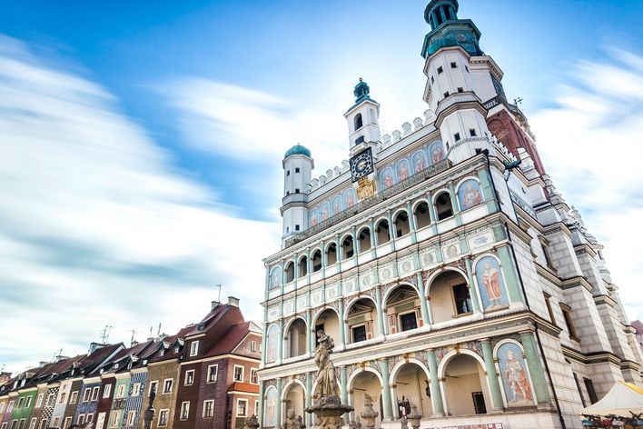 Historisches Rathaus von Posen mit Renaissancefassade und Marktplatz