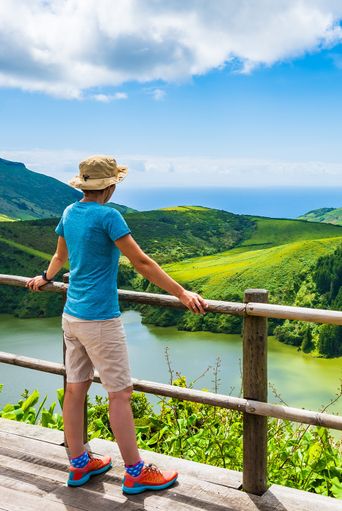 Mann beim Wandern auf der Insel Flores