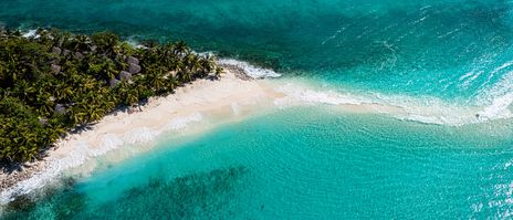 Inselabschnitt per Drohnenaufnahme vom Strand Nosy Be, Madagaskar