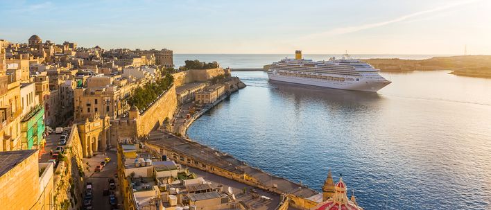 Ein Kreuzfahrtschiff im Hafen von Valletta während des Sonnenuntergangs auf Malta