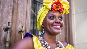 Frau mit kolumbianischer traditioneller Kleidung