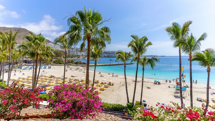 Feinsandige Bucht mit türkisblauem Wasser am Playa de Amadores auf Gran Canaria