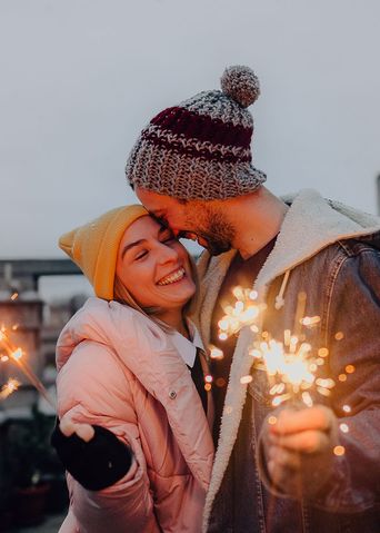 Pärchen mit Wunderkerzen an Silvester