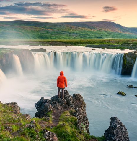 Mann am Wasserfall auf Island