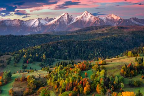 Herbstliche Berglandschaft in der Hohen Tatra mit bunten Wäldern und Gipfeln