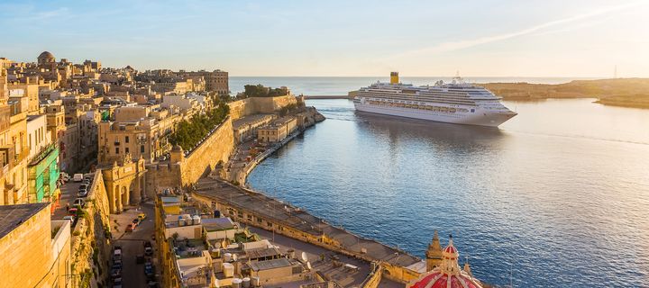 Ein Kreuzfahrtschiff im Hafen von Valletta während des Sonnenuntergangs auf Malta