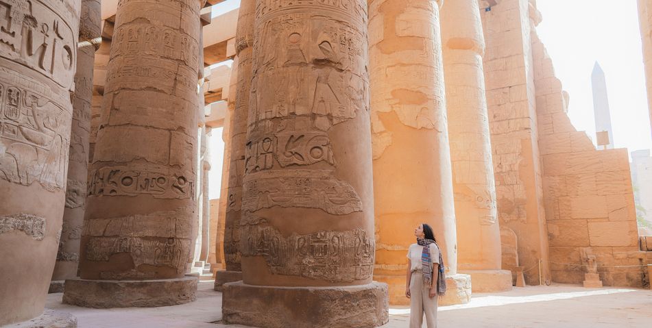 Frau in Tempelanlage in Luxor