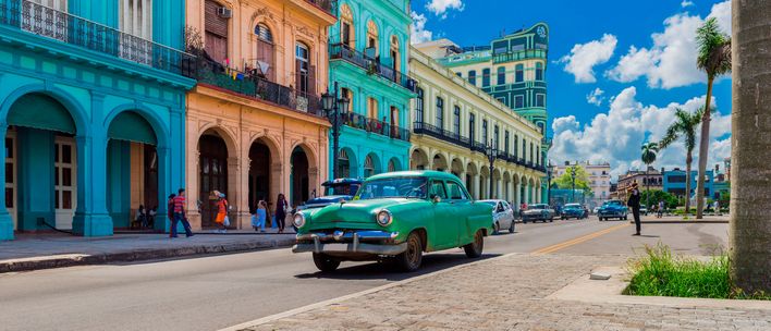 Oldtimer fährt durch Havanna