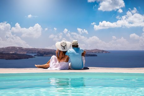 Ein Paar am Pool blickt auf Ischia Küsten