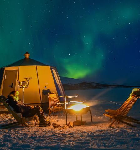 Mann beobachtet Polarlichter in Norwegen