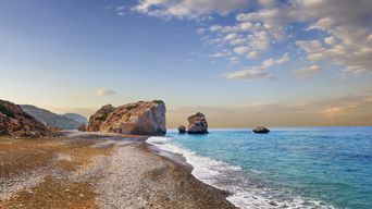 Natürlicher Strand bei Paphos mit Felsen, klarem Wasser und sanften Wellen des Meers