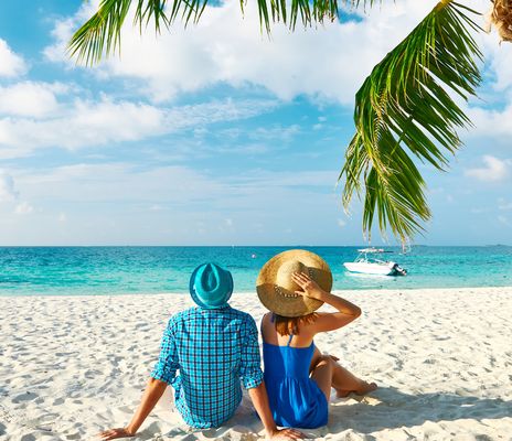 Pärchen am Strand auf den Malediven