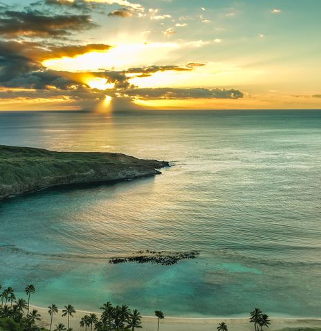 Blick auf Hawaii mit Sonnenuntergang