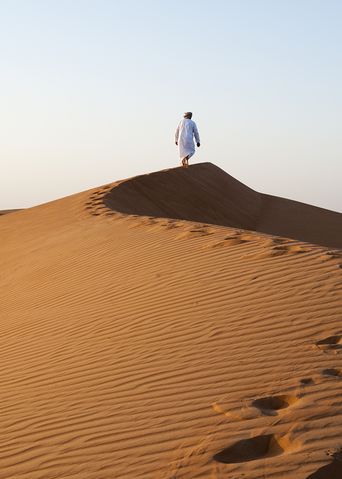 Frau in der Wüste im Oman