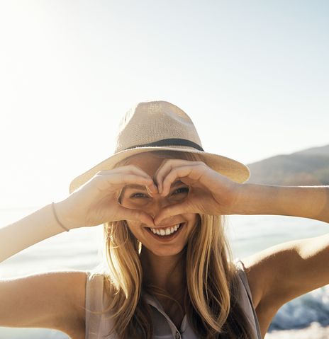 Frau formt Herz mit Händen