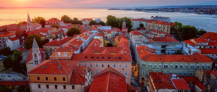 Luftaufnahme mit Blick auf die Dächer von Zadar bei Sonnenuntergang