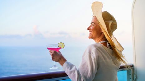 Frau mit einem Cocktail auf einem Kreuzfahrtschiff