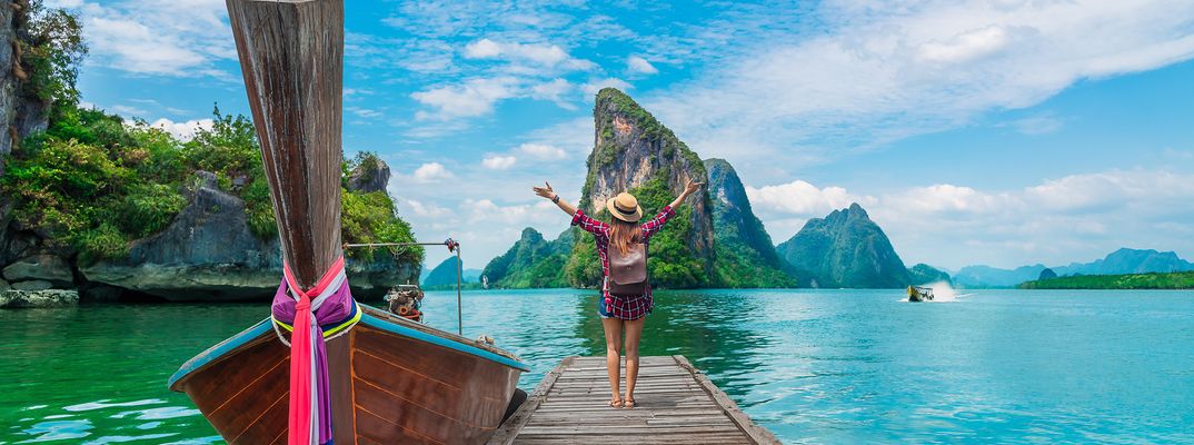 Eine Frau steht auf einem Steg auf der Insel Phangnga in Thailand