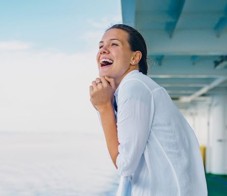 Frau auf Kreuzfahrtschiff