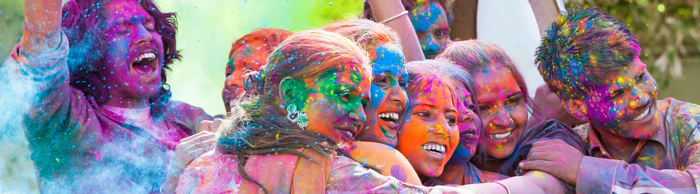 Menschen voller Farbe beim Holi Festival in Indien
