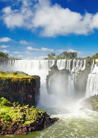Iguazú-Wasserfälle mit dichter Vegetation und mächtigen Kaskaden