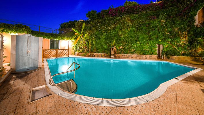 Paar am Pool mit Blick zum Horizont