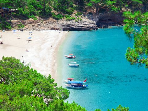 Kabak Beach an der lykischen Küste mit türkisfarbener Bucht und grünen Berghängen