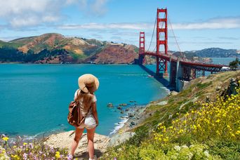 Frau blickt auf Golden Gate Bridge