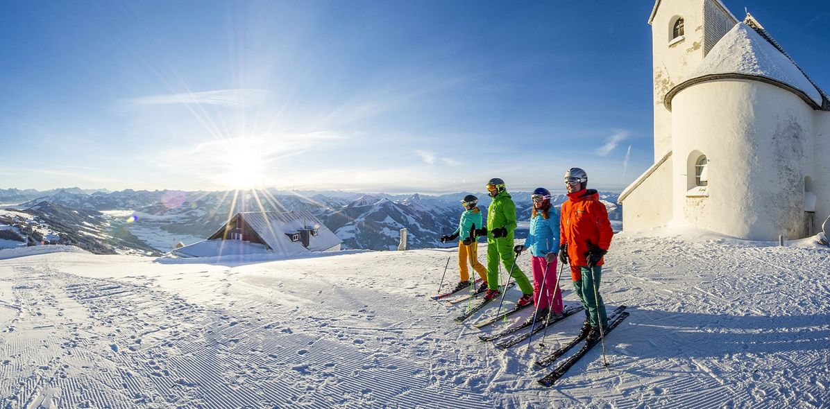 Skigruppe auf dem Berg genießt die Aussicht 