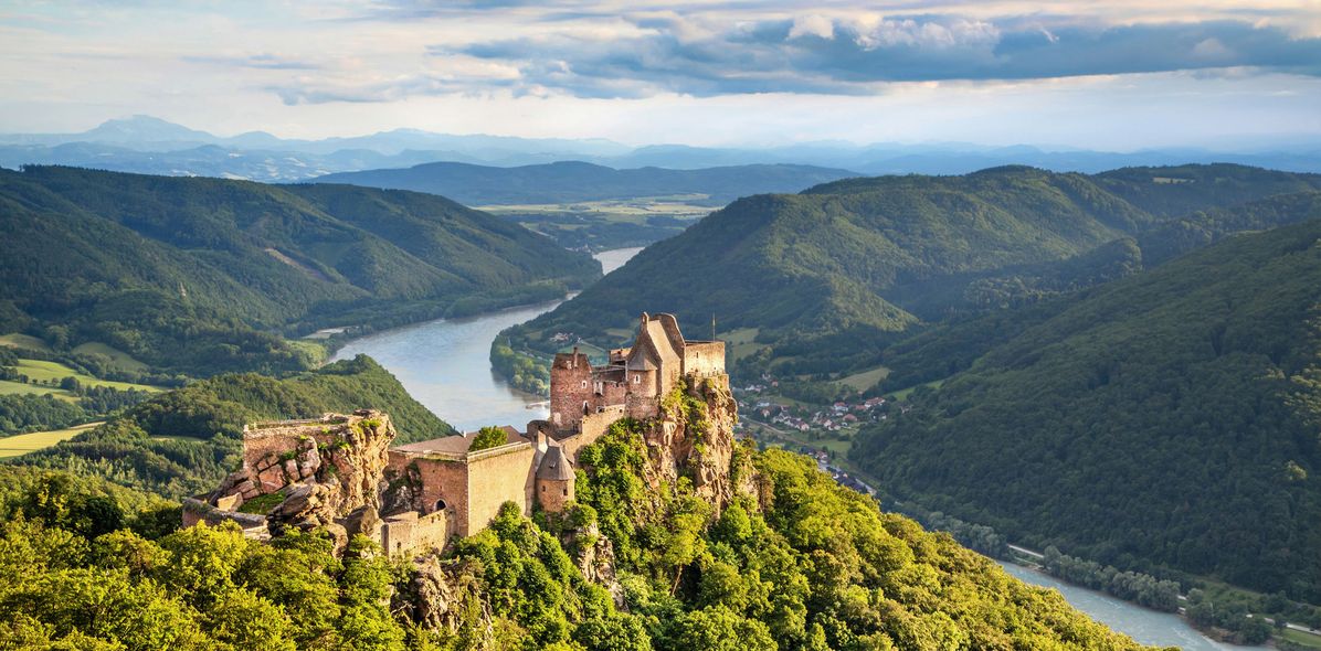 Luftbild einer Landschaft um die Donau bei Melk mit Burg im Vordergrund