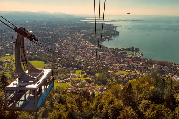 Blick auf Bregenz von der Pfänderbahn in den Vorarlberger Alpen