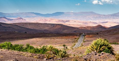 Weite marokkanische Landschaft zeigt Berge, Täler und sandige Ebenen 