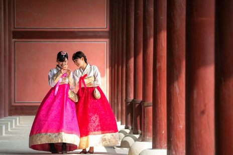 Traditionell gekleidete Frauen in einer Tempelanlage von Südkorea