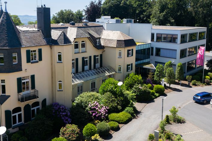 Das Firmengebäude von Berge & Meer in Rengsdorf, mit dem Altbau im Fokus