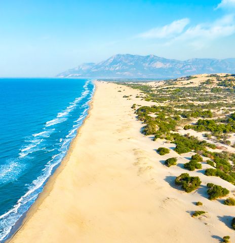 Weitläufiger Patara Strand mit Dünenlandschaft an der türkischen Mittelmeerküste