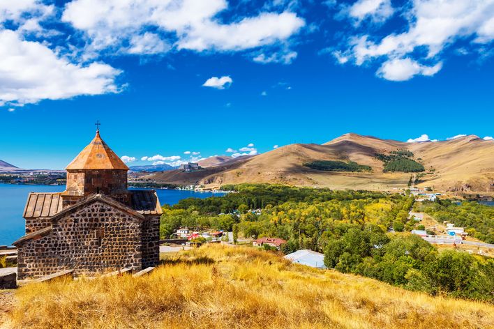Malerische Uferlandschaft am Sewansee in Armenien